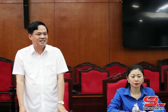 Đồng chí Phó Chủ tịch Thường trực Ủy ban MTTQ Việt Nam tỉnh phát biểu ý kiến.