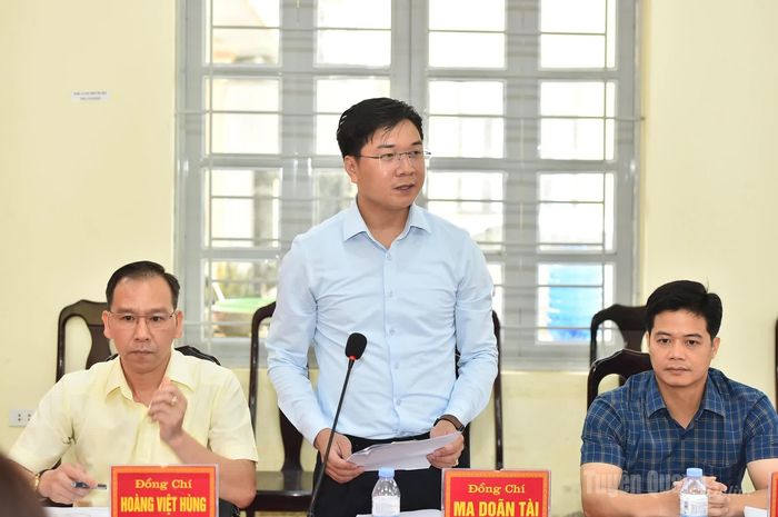 Thường trực Đảng ủy xã Trung Hà báo cáo kết quả công tác tuyên giáo, dân vận sau thực hiện chính quyền địa phương 2 cấp.