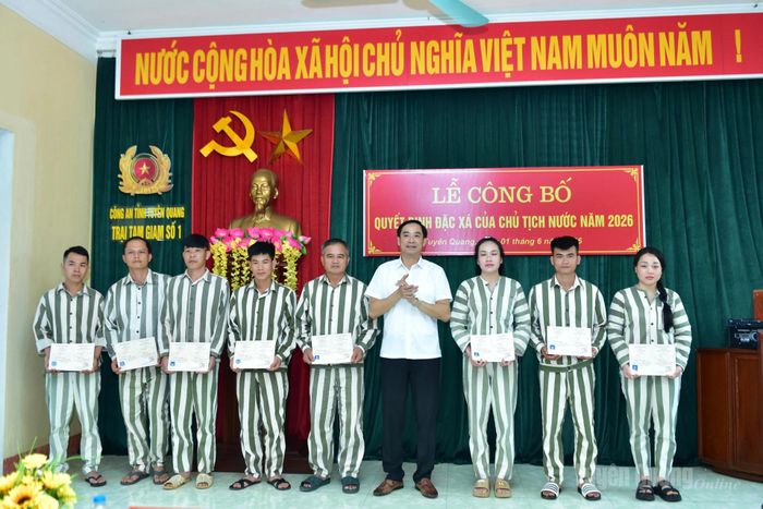 Lãnh đạo Trường Cao đẳng Tuyên Quang trao chứng chỉ đào tạo kỹ thuật trồng rau cho học viên.