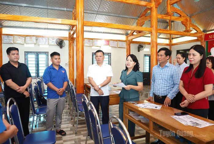 Đoàn công tác kiểm tra thực tế hoạt động của Tổ công nghệ số cộng đồng thôn Khuôn Làng (xã Tùng Bá).