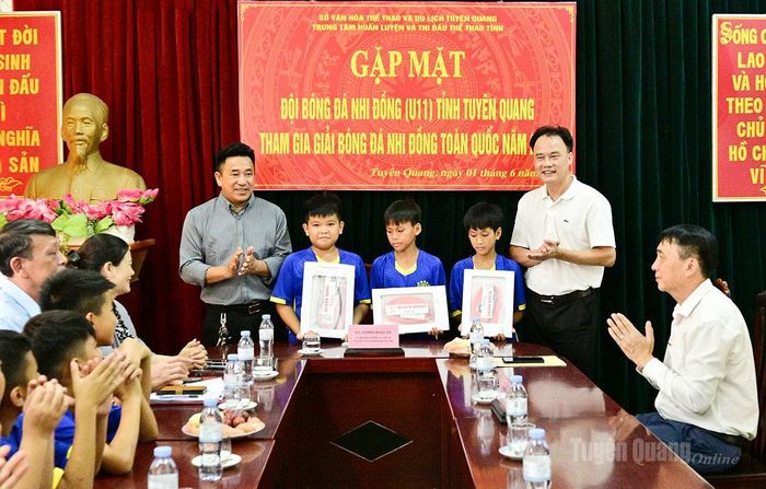 Các nhà tài trợ tặng quà, động viên Đội Bóng đá Nhi đồng Tuyên Quang tham dự giải.