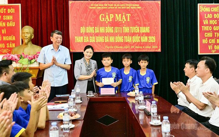 Phó Chủ tịch UBND tỉnh Vương Ngọc Hà tặng quà, động viên cho Đội tuyển U11 Tuyên Quang.