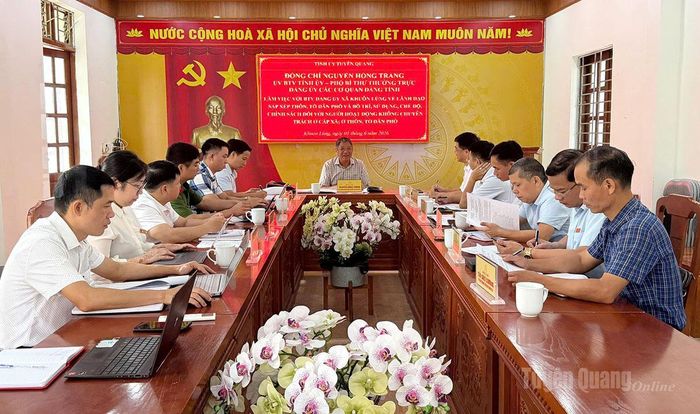 Đồng chí Nguyễn Hồng Trang, Ủy viên Ban Thường vụ Tỉnh ủy, Phó Bí thư Thường trực Đảng ủy các cơ quan Đảng tỉnh làm việc với lãnh đạo xã Khuôn Lùng về công tác sắp xếp thôn.