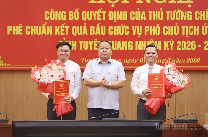 Chủ tịch UBND tỉnh Phan Huy Ngọc trao Quyết định của Thủ tướng Chính phủ và tặng hoa chúc mừng 2 Phó Chủ tịch UBND tỉnh.