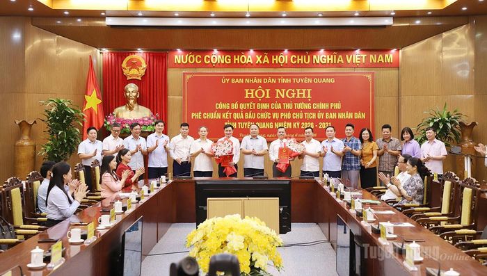 Chủ tịch UBND tỉnh Phan Huy Ngọc cùng lãnh đạo các sở, ngành của tỉnh chúc mừng 2 Phó Chủ tịch UBND tỉnh.