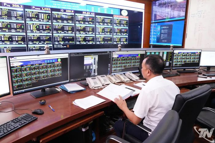 Phụ tải tăng cao trong những ngày nắng nóng gây áp lực lớn lên hệ thống lưới điện trên địa bàn tỉnh Thái Nguyên.