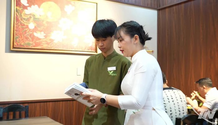Chị Bùi Bích Phương, chủ quán chay Minh Vegan, luôn đồng hành và tạo cơ hội cho người khiếm thính.