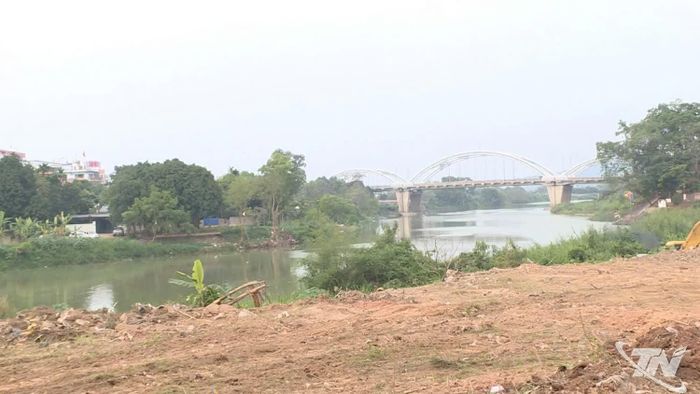 Người dân sinh sống tại khu vực chân cầu Bến Tượng (phường Phan Đình Phùng) đã bàn giao mặt bằng để triển khai Dự án xây dựng tuyến đê Hữu Cầu.