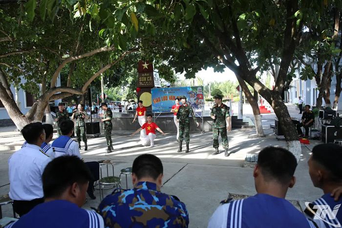 Chương trình giao lưu văn nghệ dưới tán cây bàng vuông.