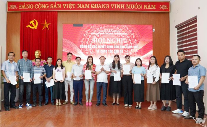 Lãnh đạo Báo và Phát thanh, Truyền hình Thái Nguyên trao quyết định bổ nhiệm phó trưởng phòng các phòng chuyên môn và phó giám đốc đơn vị trực thuộc.