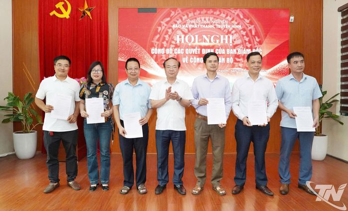 Lãnh đạo Báo và Phát thanh, Truyền hình Thái Nguyên trao quyết định bổ nhiệm trưởng các phòng chuyên môn và giám đốc đơn vị trực thuộc.