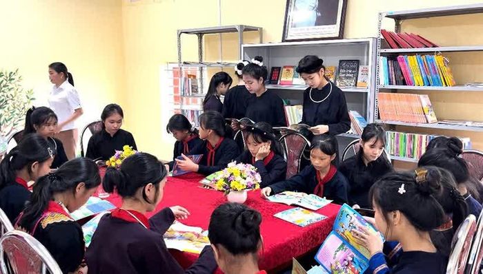  Thư viện và Trung tâm sinh hoạt văn hóa cộng đồng xã Đồng Phúc trở thành điểm hẹn quen thuộc của học sinh trong dịp hè. 