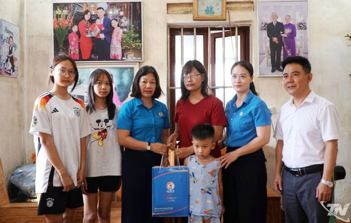 Đại diện Liên đoàn Lao động tỉnh tặng quà gia đình công nhân có hoàn cảnh khó khăn.