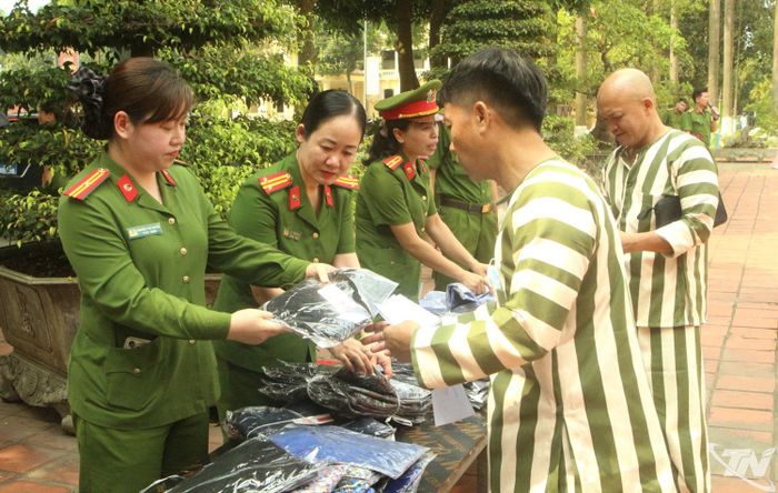 Những người được đặc xá nhận quần, áo trước khi ra trại.