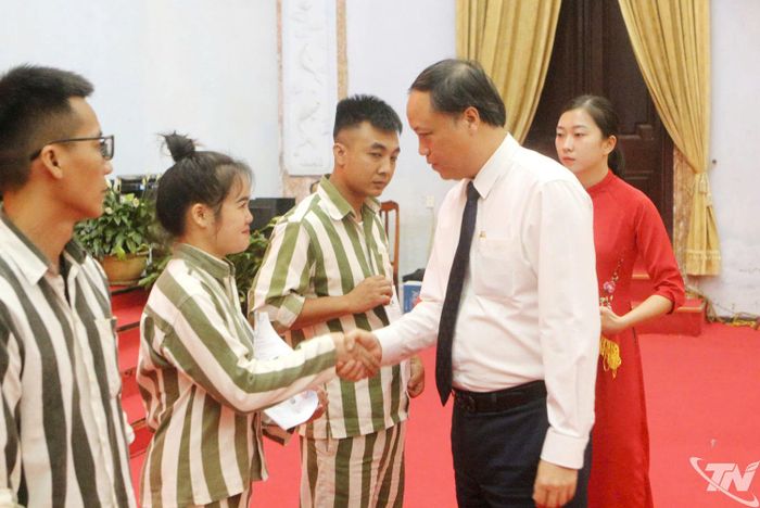 Đồng chí Lê Tiến, Phó Chánh án Tòa án nhân dân tối cao, trao quyết định đặc xá cho các phạm nhân.
