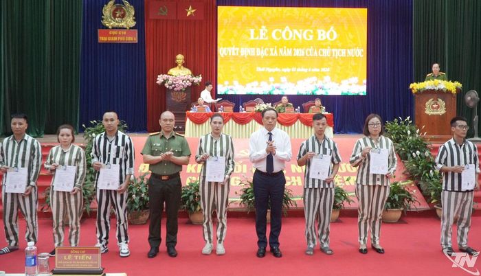 Các phạm nhân được nhận quyết định đặc xá.