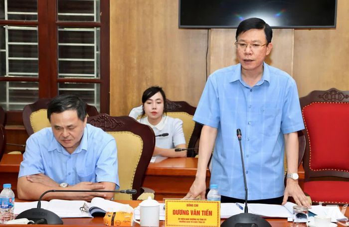 Đồng chí Dương Văn Tiến, Ủy viên Ban Thường vụ, Trưởng Ban Tổ chức Tỉnh ủy, báo cáo tại Hội nghị.