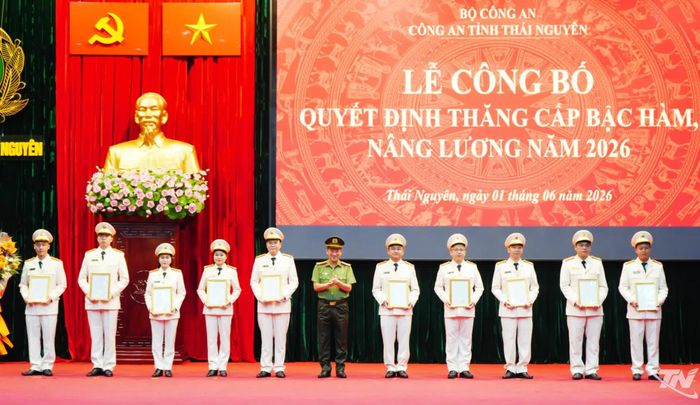 Đại tá Hà Trọng Trung, Phó Giám đốc Công an tỉnh, trao quyết định thăng cấp bậc hàm cho đại diện cán bộ, chiến sĩ.