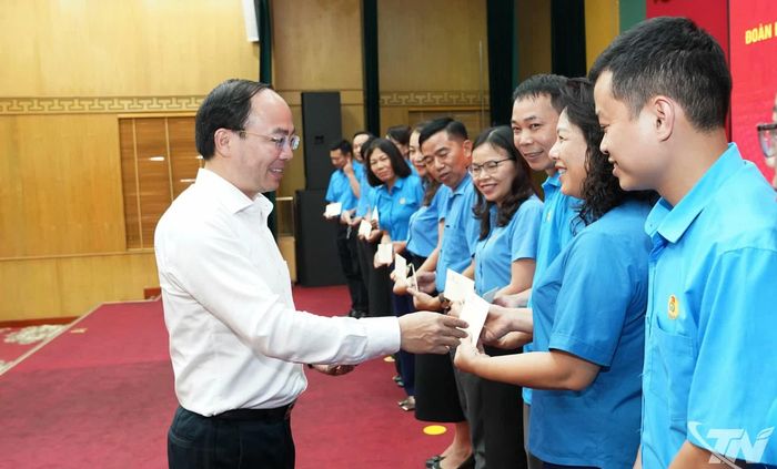 Đồng chí Nguyễn Đăng Bình tặng quà các đại biểu tỉnh Thái Nguyên dự Đại hội Công đoàn Việt Nam.