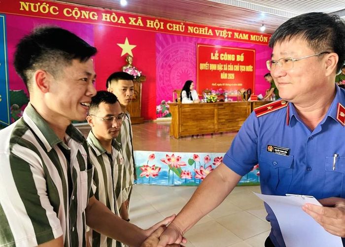 Trao quyết định đặc xá cho các phạm nhân tại Trại giam Bình Điền 
