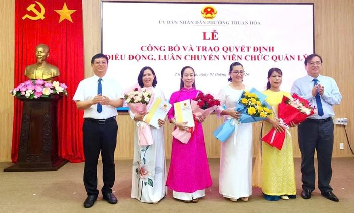 Lãnh đạo phường Thuận Hóa trao quyết định và tặng hoa cho các cán bộ