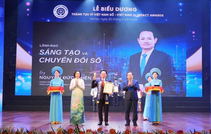 Bà Nguyễn Thị Thanh, Ủy viên Trung ương Đảng, Phó Chủ tịch Quốc hội khóa XVI và ông Nguyễn Đức Hiển, Phó Trưởng Ban Chính sách, Chiến lược Trung ương trao giải thưởng “Lãnh đạo Sáng tạo và Chuyển đổi số” trong Chương trình Biểu dương Thành tựu tác động vì Việt Nam số - Viet Nam I4 Impact Awards 2026 cho ông Nguyễn Đức Thiện, Tổng Giám đốc EVNNPC