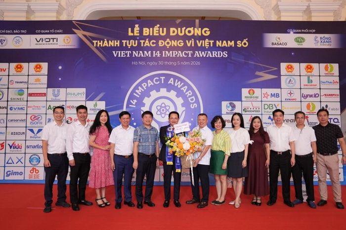 Chủ tịch Công đoàn EVNNPC cùng lãnh đạo các Ban chuyên môn chụp ảnh lưu niệm với Tổng Giám đốc Nguyễn Đức Thiện sau khi nhận giải thưởng “Lãnh đạo Sáng tạo và Chuyển đổi số”
