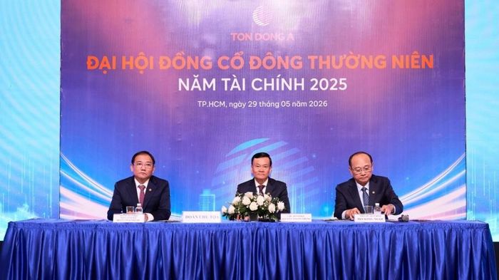Ban lãnh đạo Tôn Đông Á trả lời các câu hỏi của cổ đông tại Đại hội.