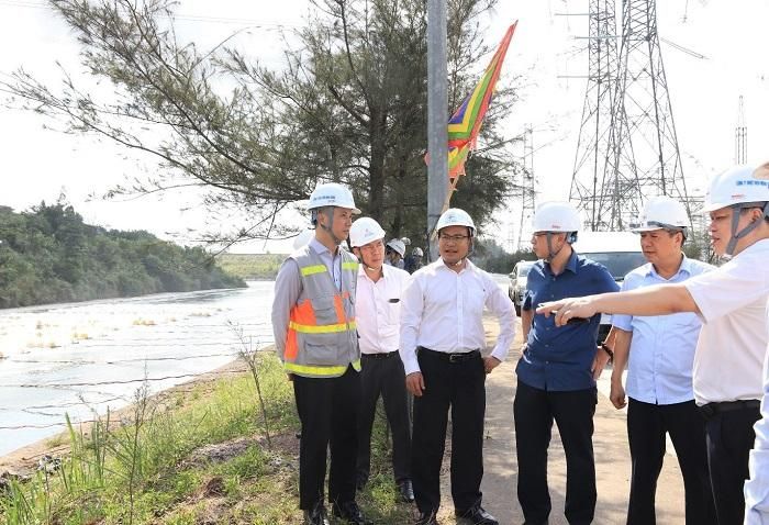 Đoàn Công tác kiểm tra tại khu vực lắp đặt hệ thống guồng sục khí để giảm nhiệt độ nước làm mát của Nhà máy.