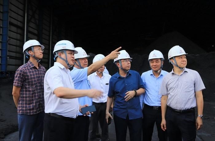 Đoàn Công tác kiểm tra tại khu vực kho than của Nhà máy.