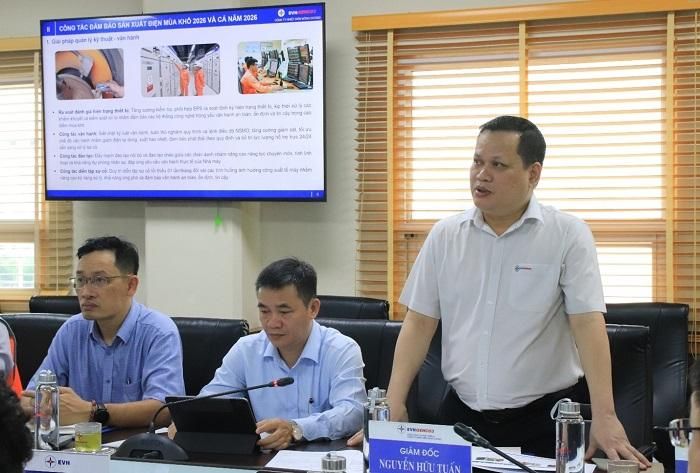 Ông Nguyễn Hữu Tuấn - Giám đốc Công ty Nhiệt điện Mông Dương báo cáo tại cuộc họp.