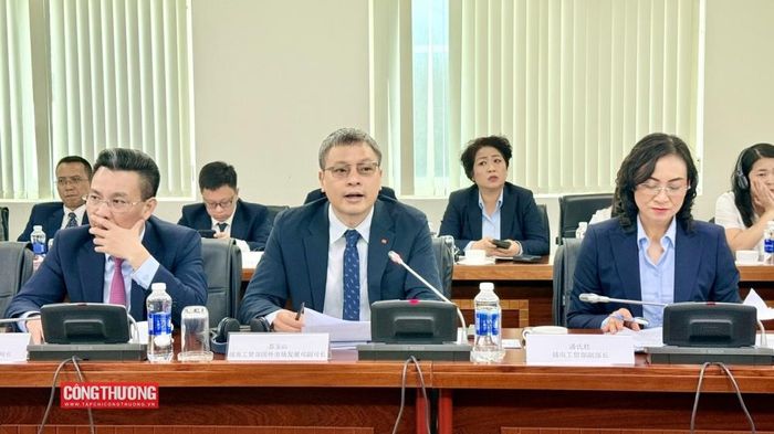 Ô ng Tô Ngọc Sơn - Phó Vụ trưởng Vụ Phát triển thị trường nước ngoài báo cáo đánh giá kết quả hợp tác nổi bật, những tồn tại cần khắc phục và định hướng phối hợp trong giai đoạn tiếp theo.
