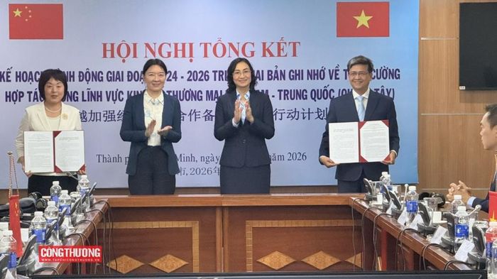 Đại diện Trường Đại học Công Thương Thành phố Hồ Chí Minh và Học viện Thương mại quốc tế Quảng Tây đã trao Thỏa thuận về hợp tác đào tạo trong lĩnh vực trí tuệ nhân tạo.