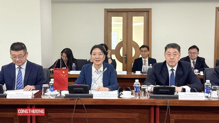 Bà Lô Tân Ninh - Phó Chủ tịch Chính quyền nhân dân Khu tự trị dân tộc Choang Quảng Tây khẳng định các nội dung được trao đổi đều là những vấn đề quan trọng trong quan hệ hợp tác kinh tế, thương mại giữa Việt Nam và Trung Quốc.