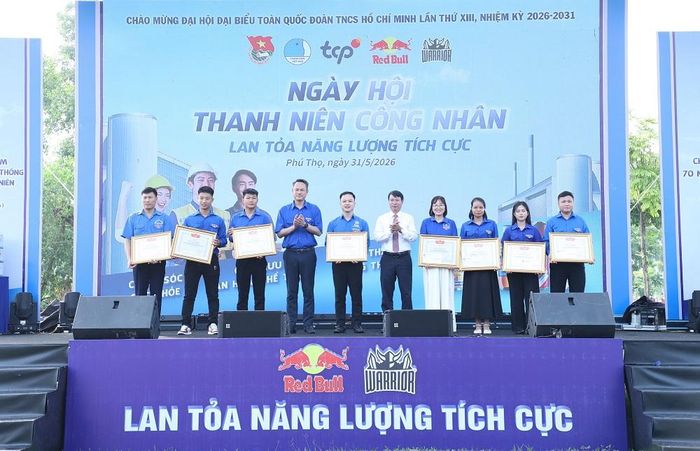 9 cá nhân có thành tích xuất sắc được nhận Bằng khen của Trung ương Hội LHTN Việt Nam