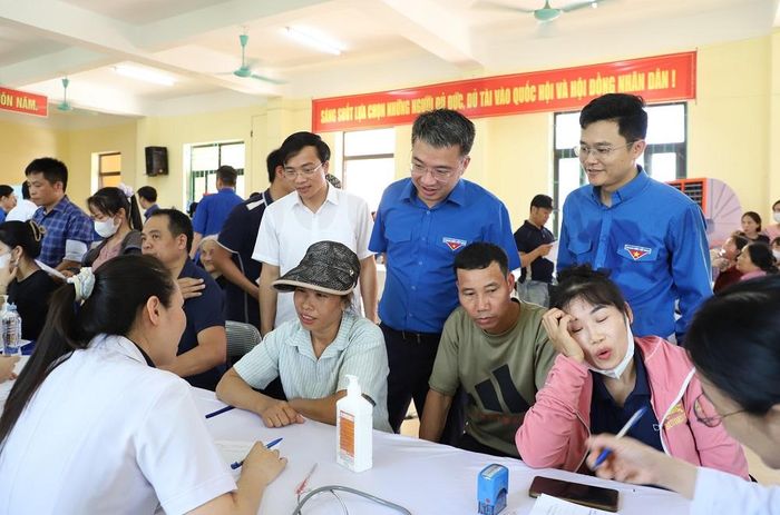 Các hoạt động sôi nổi như gtaij Ngày hội: Khám chữa bệnh, tư vấn sức khỏe, cấp thuốc miễn phí và tặng quà cho cho 1.000 thanh niên công nhân