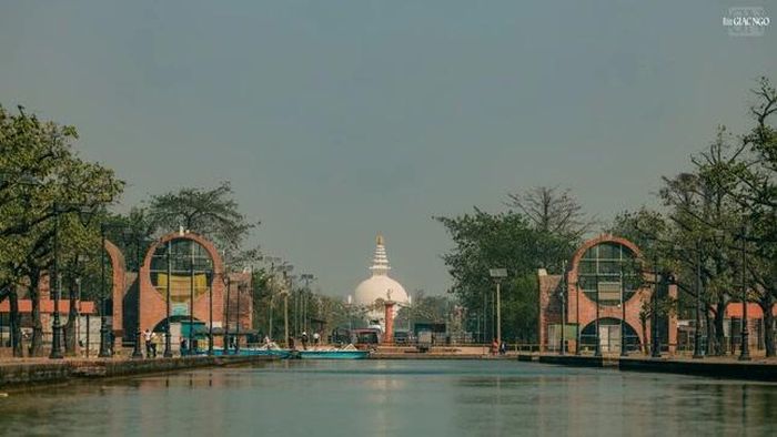 Nhiều ngôi tự viện của các quốc gia Phật giáo trên thế giới được xây dựng trong quần thể Thánh địa Lâm-tỳ-ni