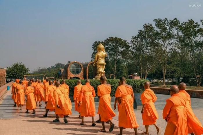 Chư Tăng hành hương tại Thánh tích Lâm-tỳ-ni (Nepal). Những bước chân lặng lẽ đi qua tôn tượng Đức Phật đản sanh như một sự tiếp nối của con đường tỉnh thức đã bắt đầu từ nơi này hơn hai thiên niên kỷ trước
