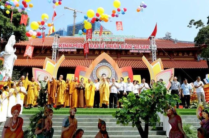 Thả bong bóng cầu nguyện thế giới hòa bình