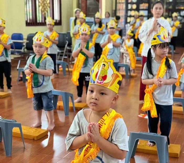 Em về chùa dự lễ Phật đản