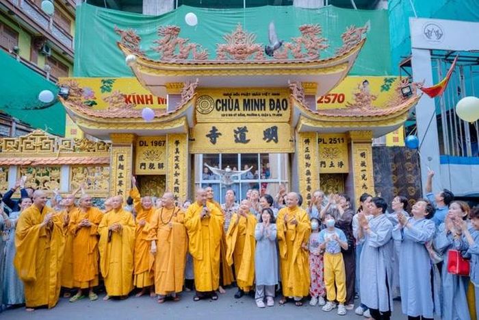 Chư tôn giáo phẩm thả bong bóng cầu nguyện hòa bình