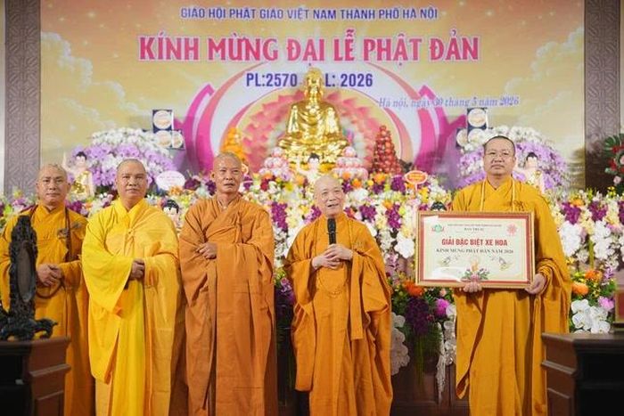 Hòa thượng Thích Bảo Nghiêm trao giải Đặc biệt xe hoa và phát biểu