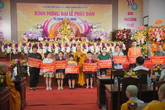 Trao quà đến các em học sinh có hoàn cảnh khó khăn