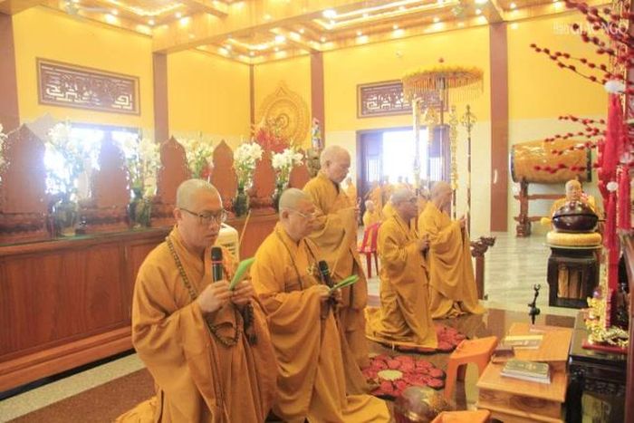 Chư tôn đức Ban Chức sự hạ trường chùa Quang Thọ niêm hương, đảnh lễ Tam bảo