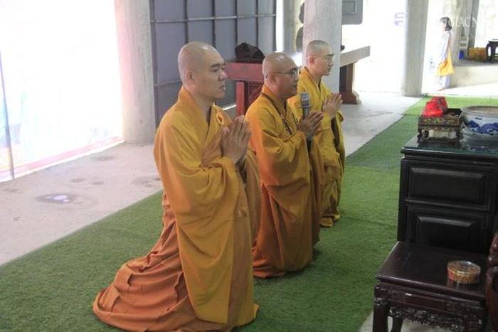 Thượng tọa Thích Lệ Tâm, trụ trì chùa Quang Thọ cung an chức sự hạ trường chùa Quang Thọ