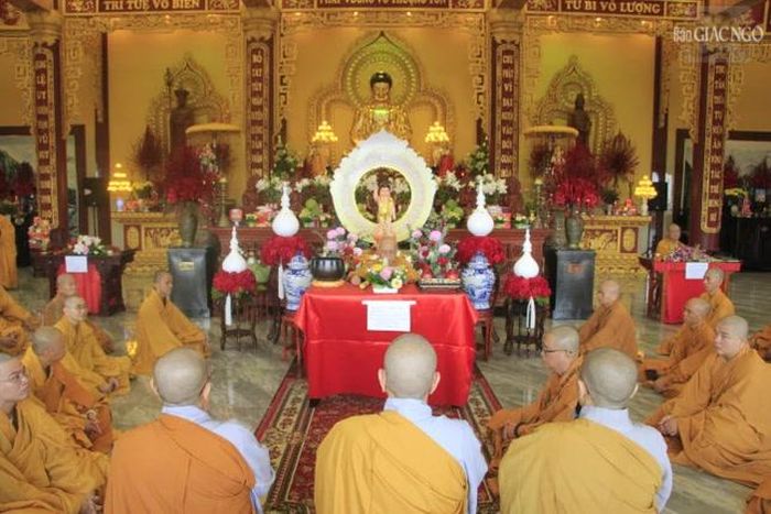Chư Ni tại Hạ trường chùa Thiền Lâm cầu giáo giới để thọ an cư