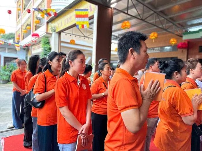 Thành kính hướng về Đức Phật trong ngày thiêng liêng