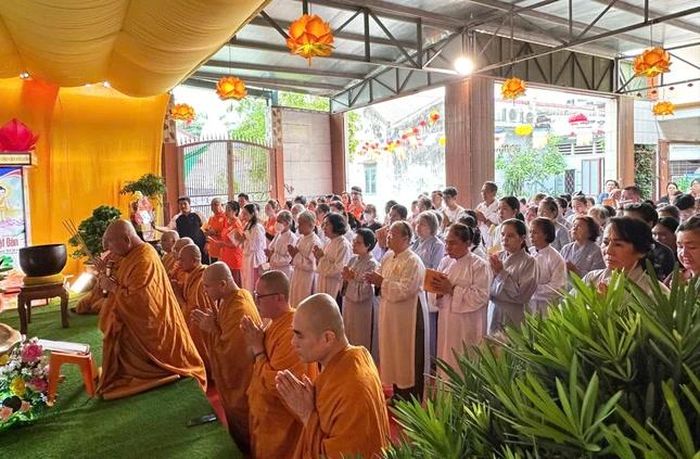 Niêm hương cúng dường