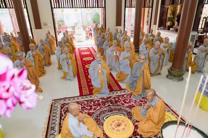 Đại diện chư Ni hành giả an cư tác bạch