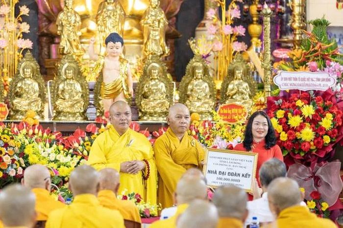 Thượng tọa Thích Đạt Ma Khế Định trao bảng tượng trưng số tiền hỗ trợ xây dựng nhà Đại đoàn kết